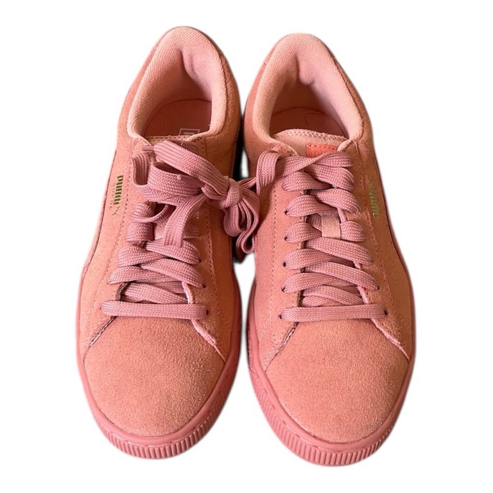 ♥️PUMA♥️Women's Salmon Pink Sneakers
Size 6C- 38 Euro.